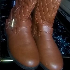 Im selling some cute boots 😍